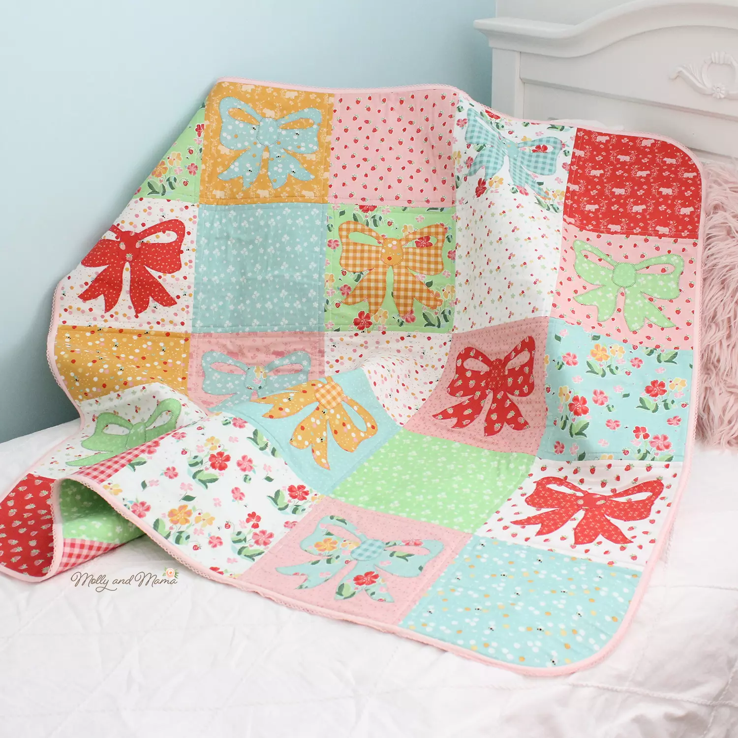 Appliqué Bow Quilt with Strawberry Honey Fabric - Molly and Mama